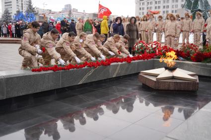 Самара. Юнармейцы возлагают венки к Вечному огню в честь Дня защитника Отечества.