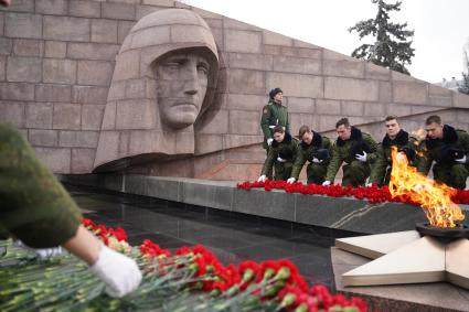 Самара. Военнослужащие возлагают венки к Вечному огню в честь Дня защитника Отечества.