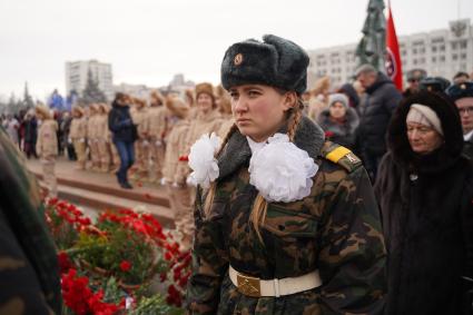 Самара. Юнармейцы  и курсанты возлагают венки к Вечному огню в честь Дня защитника Отечества.