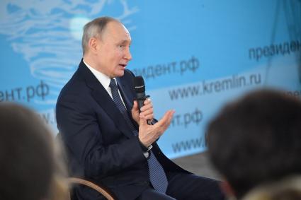 Севастополь. Президента РФ Владимир Путин во время встречи с общественностью в музейно-выставочном комплексе `Константиновская батарея`.