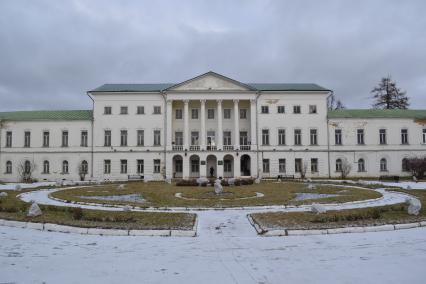 Подольск. Усадьба Ивановское. Главный дом с флигелями.