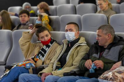 Санкт-Петербург. Зрители в кинозале перед началом сеанса.