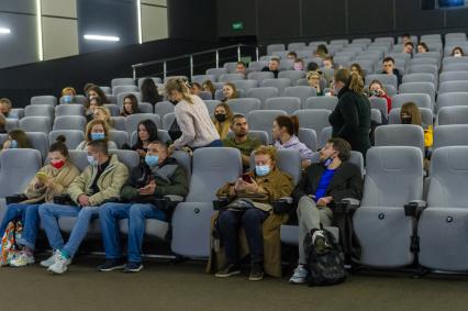 Санкт-Петербург. Зрители в кинозале перед началом сеанса.