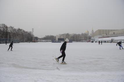 Екатеринбург. Дети во время тренировки по конькобежному спорту на катке стадиона \'Юность\'