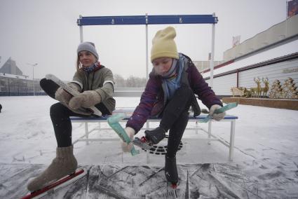 Екатеринбург. Дети во время тренировки по конькобежному спорту на катке стадиона \'Юность\'