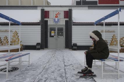 Екатеринбург. Дети во время тренировки по конькобежному спорту на катке стадиона \'Юность\'