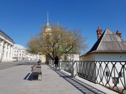 Москва.  Вид пустынной улицы Варварки.