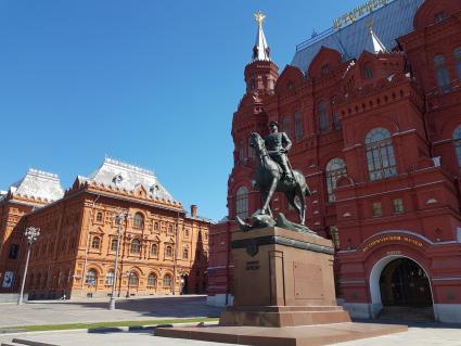 Москва.  Пустынная  Манежная площадь.