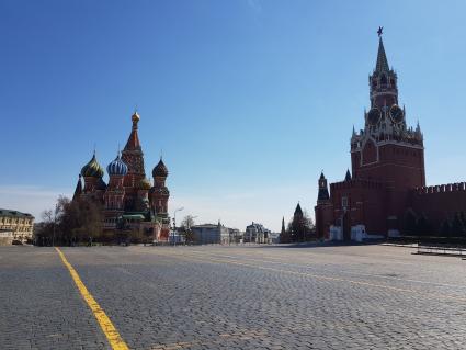 Москва.  Пустынная   Красная площадь.