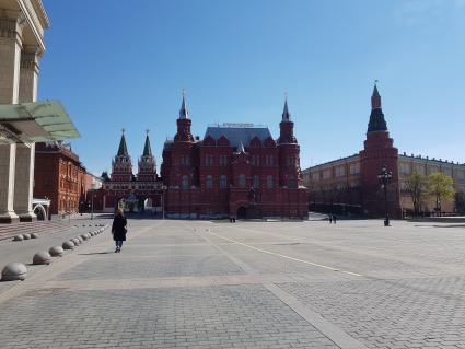 Москва.  Пустынная  Манежная площадь.