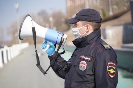 Самара. Сотрудник полиции с рупором на улице.