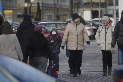 Екатеринбург. Горожане в защитных масках во время эпидемии новой коронавирусной инфекции COVID-19