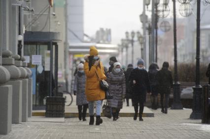 Екатеринбург. Горожане в защитных масках во время эпидемии новой коронавирусной инфекции COVID-19