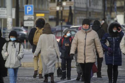 Екатеринбург. Горожане в защитных масках во время эпидемии новой коронавирусной инфекции COVID-19