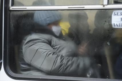 Екатеринбург. Горожане в защитных масках в автобусе во время эпидемии новой коронавирусной инфекции COVID-19