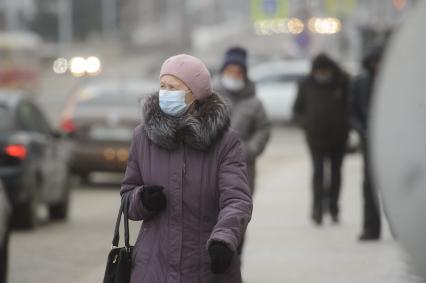 Екатеринбург. Горожане в защитныых масках во время ээппидемии новой коронавирусной инфекции COVID-19