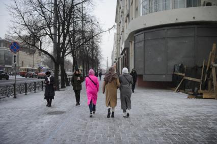 Екатеринбург. Девушки в разноцверных пальто на одной из центральных улиц города