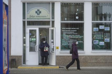 Екатеринбург. Женщина в защитной маске выходит из аптека во время эпидемии новой коронавирусной инфекции COVID-19