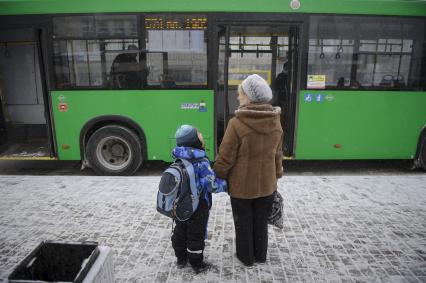 Екатеринбург. Бабушка с внуком на автобусной остановке