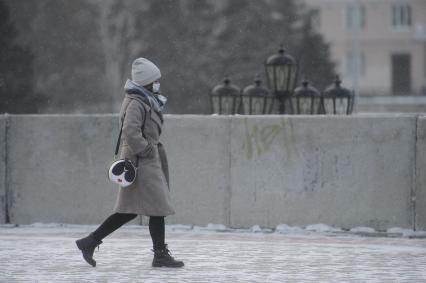 Екатеринбург. Горожане в защитных масках, во время эпидемии новой коронавирусной инфекции COVID-19