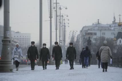 Екатеринбург. Военнослужащие в защитных масках идут по одной из центральных улиц, во время эпидемии новой коронавирусной инфекции COVID-19