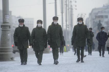 Екатеринбург. Военнослужащие в защитных масках идут по одной из центральных улиц, во время эпидемии новой коронавирусной инфекции COVID-19