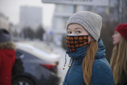 Екатеринбург. Горожане в защитных масках, во время эпидемии новой коронавирусной инфекции COVID-19