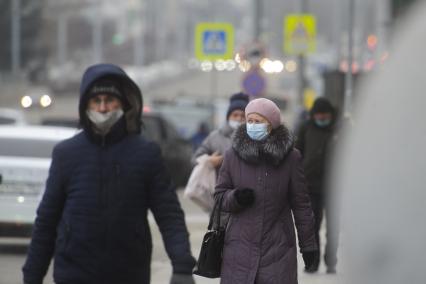 Екатеринбург. Горожане в защитныых масках во время ээппидемии новой коронавирусной инфекции COVID-19