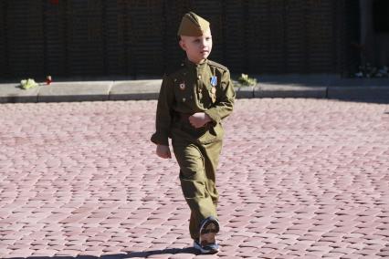 Барнаул. Мальчик в военной форме  времен Великой отечественной войны  у мемориального памятника  Защитникам Отечества в Великой Отечественной Войне.