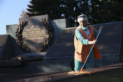 Барнаул. Сотрудник коммунальных служб наводит порядок  у мемориала защитникам отечества .