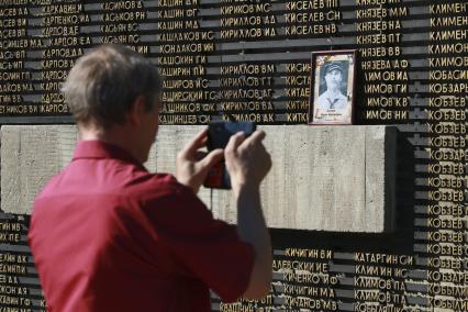 Барнаул. Мужчина у мемориального памятника  Защитникам Отечества в Великой Отечественной Войне во время празднования Дня победы.