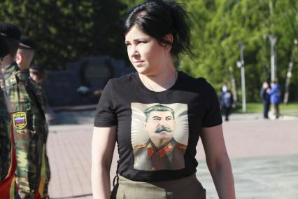 Барнаул. Девушка с портретом Сталина на футболке во время празднования Дня Победы.