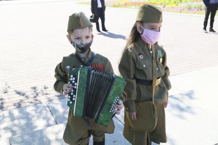 Барнаул. Дети  в военной форме  времен Великой отечественной войны  во время празднования Дня Победы.