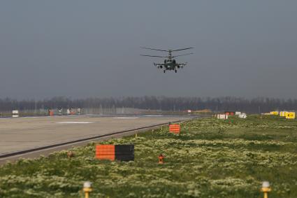 Новороссийск. Боевой разведывательно-ударный вертолёт Ка-52 во время репетиции парада военной авиации, в честь 75-ой годовщины Победы в Великой Отечественной войне.