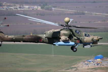 Новороссийск. Ударный вертолёт Ми-28Н во время репетиции парада военной авиации, в честь 75-ой годовщины Победы в Великой Отечественной войне.