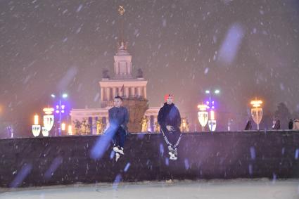 Москва. Посетители на открытии катка на ВДНХ.