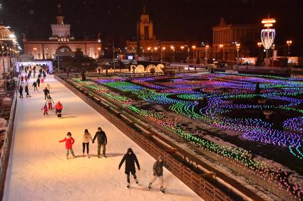 Москва. Вид на каток на ВДНХ - самый большой искусственный каток в Европе.