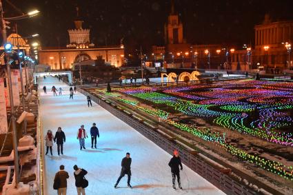 Москва. Вид на каток на ВДНХ - самый большой искусственный каток в Европе.