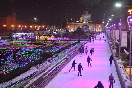 Москва. Вид на каток на ВДНХ - самый большой искусственный каток в Европе.