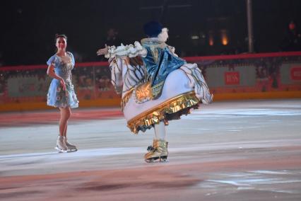 Москва.  Фигуристка Алина Загитова  во время выступления на открытии 15-го сезона ГУМ-катка на Красной площади.