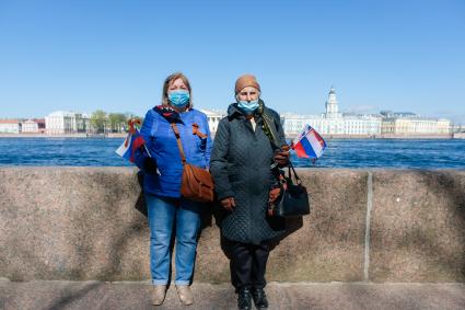 Санкт-Петербург. Люди на набережной в Санкт-Петербурге во время празднования Дня Победы.