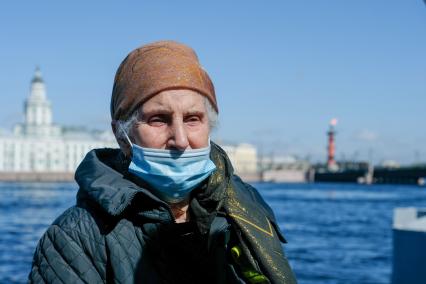 Санкт-Петербург. Люди на набережной в Санкт-Петербурге во время празднования Дня Победы.