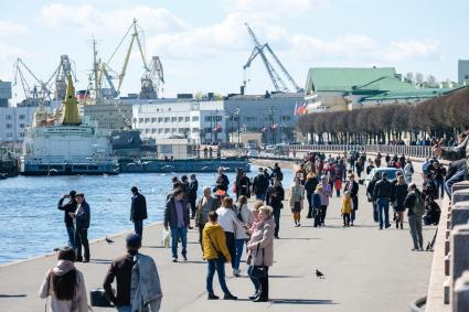 Санкт-Петербург. Люди на набережной в Санкт-Петербурге во время празднования Дня Победы.