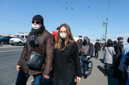 Санкт-Петербург. Люди на набережной в Санкт-Петербурге во время празднования Дня Победы.