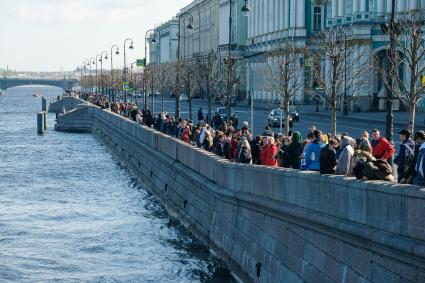 Санкт-Петербург. Люди на набережной в Санкт-Петербурге во время празднования Дня Победы.