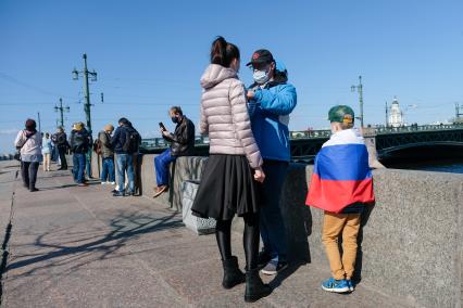 Санкт-Петербург. Люди на набережной в Санкт-Петербурге во время празднования Дня Победы.