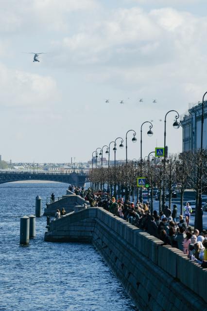 Санкт-Петербург. Люди на набережной в Санкт-Петербурге во время празднования Дня Победы.