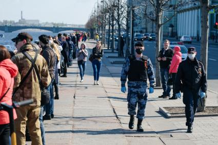 Санкт-Петербург. Люди на набережной в Санкт-Петербурге во время празднования Дня Победы.