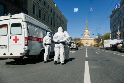 Санкт-Петербург. Машины скорой помощи на улице города.