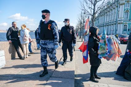 Санкт-Петербург. Люди на набережной в Санкт-Петербурге во время празднования Дня Победы.